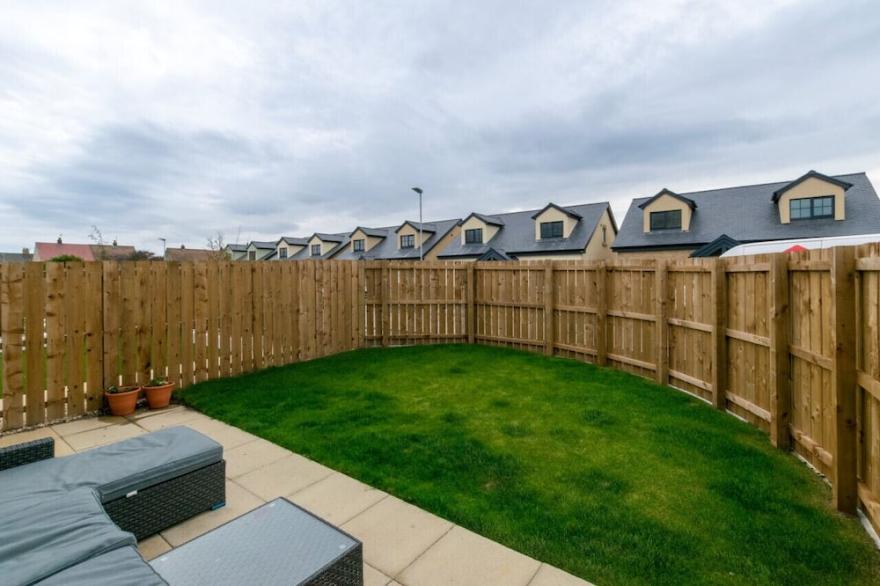Coastal Retreat - Four Bedroom House, Sleeps 8