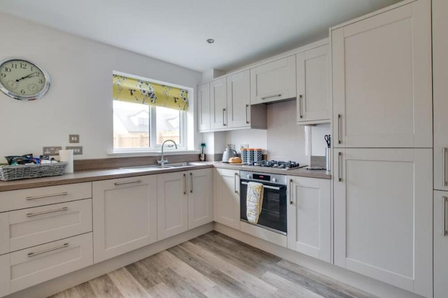 Coastal Retreat - Four Bedroom House, Sleeps 8