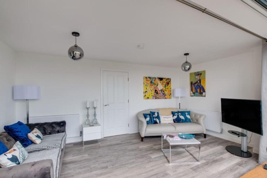 Coastal Retreat - Four Bedroom House, Sleeps 8