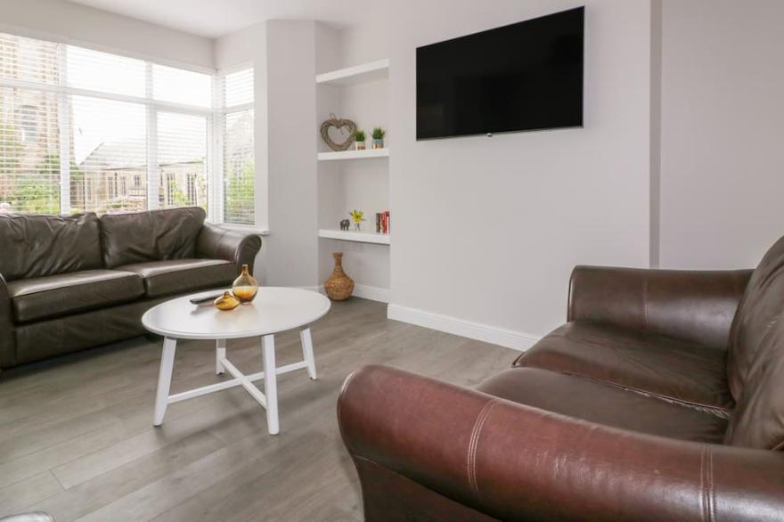 SEASCAPE, pet friendly, luxury holiday cottage in Newquay