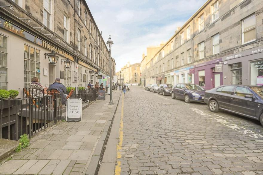 Gorgeous Georgian apartment in the heart of Edinburgh's City Centre.