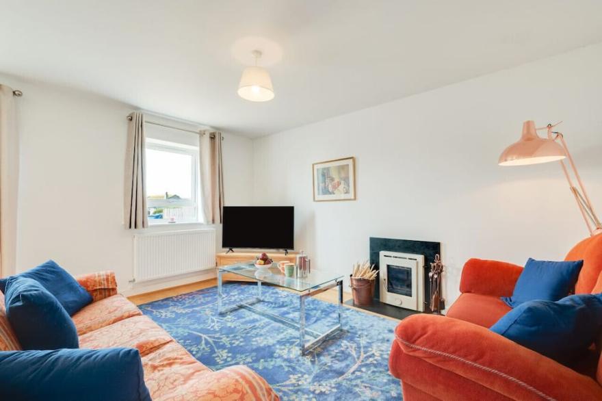 Sea Breezes - Four Bedroom House, Sleeps 6
