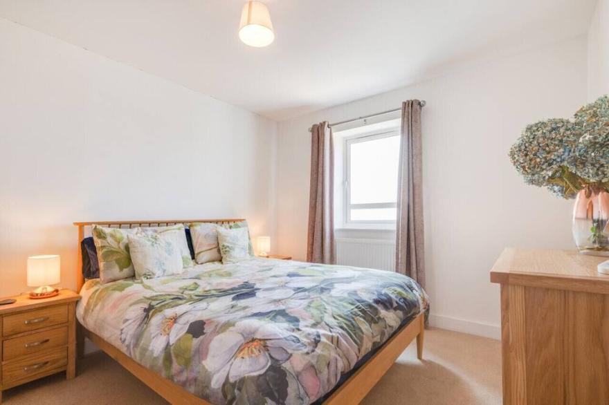 Sea Breezes - Four Bedroom House, Sleeps 6