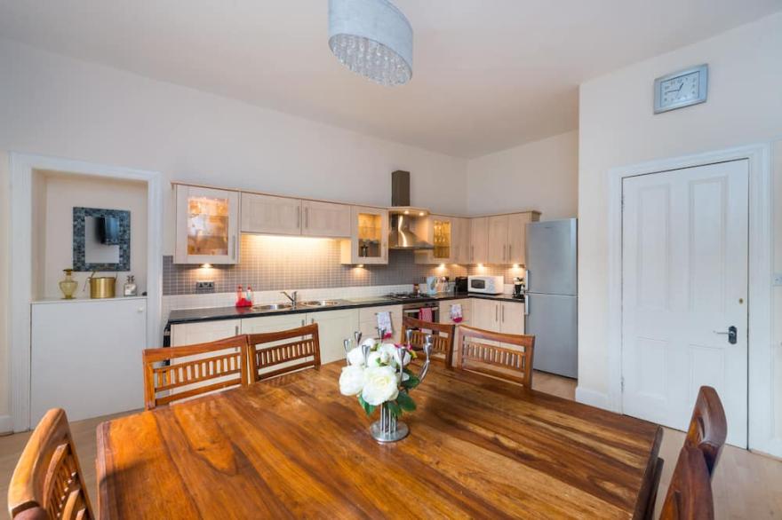 Ryehill Gardens Apartment - sleeps up to 14