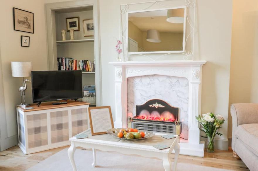 NUMBER EIGHT, romantic, character holiday cottage in Jedburgh