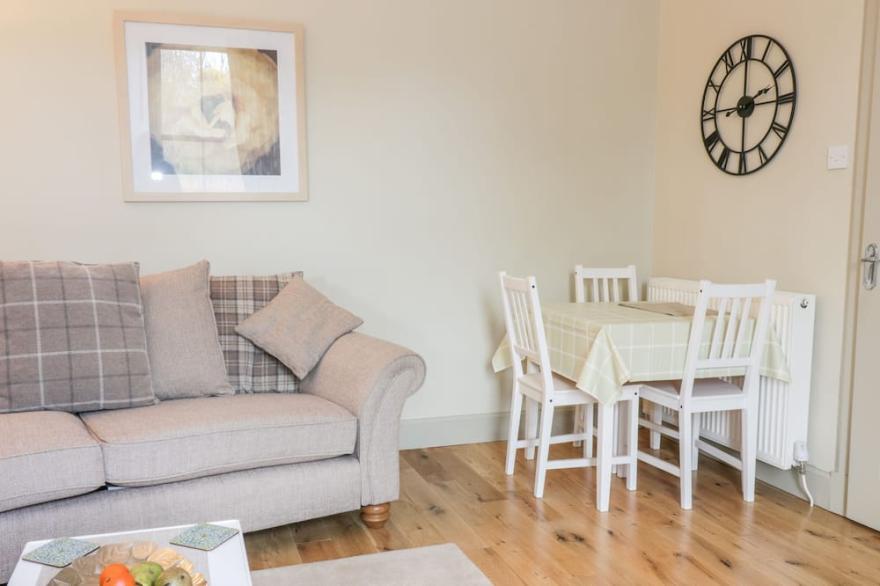 NUMBER EIGHT, romantic, character holiday cottage in Jedburgh