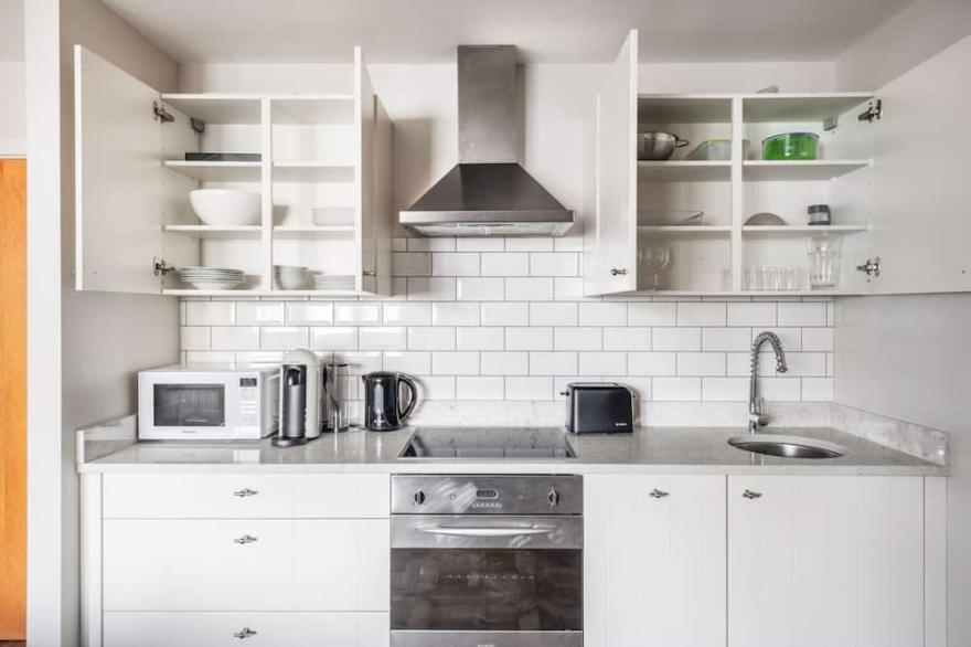 Cozy and Spacious 1BR, on the edge of the City, w/ concierge and 1' from Tower Hill station