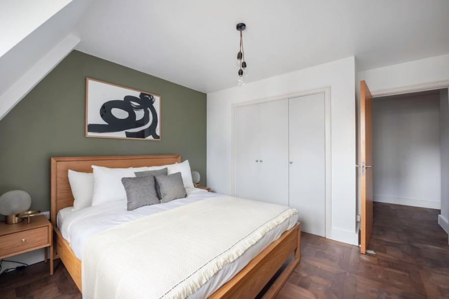 Cozy and Spacious 1BR, on the edge of the City, w/ concierge and 1' from Tower Hill station