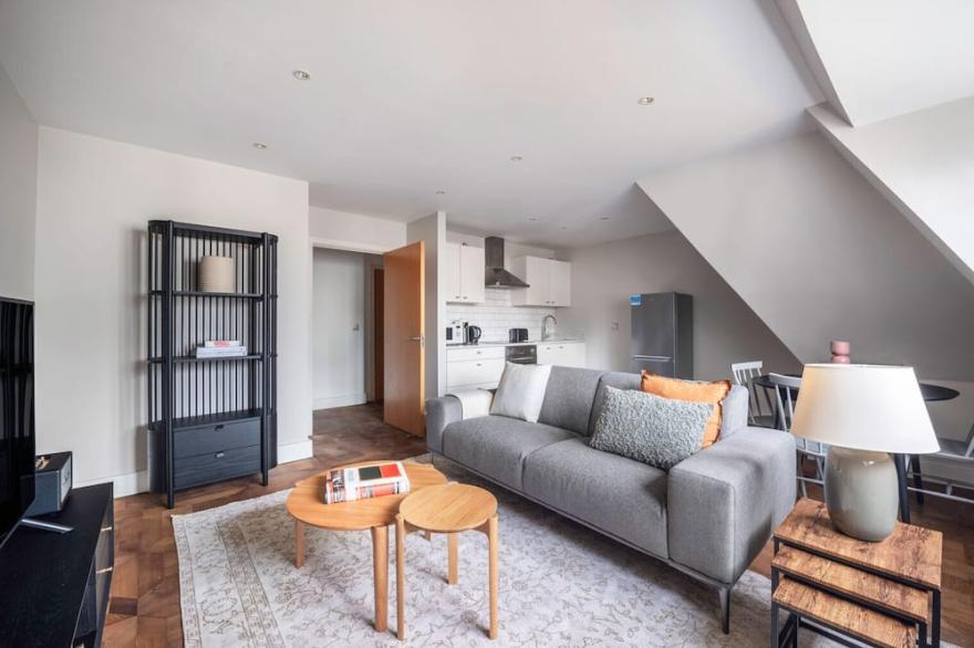 Cozy and Spacious 1BR, on the edge of the City, w/ concierge and 1' from Tower Hill station