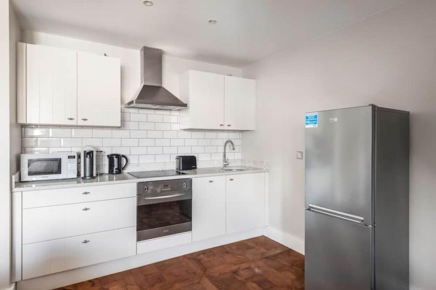 Cozy and Spacious 1BR, on the edge of the City, w/ concierge and 1' from Tower Hill station