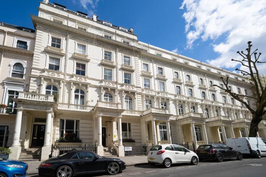 Compact Bayswater 1 BR 4 min from Queensway Underground by Blueground