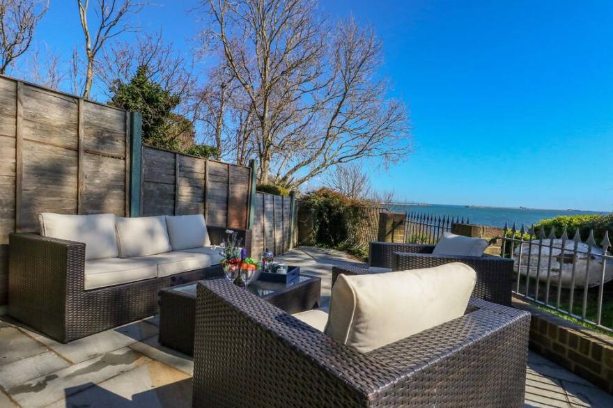 CASTLE COVE COTTAGE, pet friendly, with a garden in Weymouth
