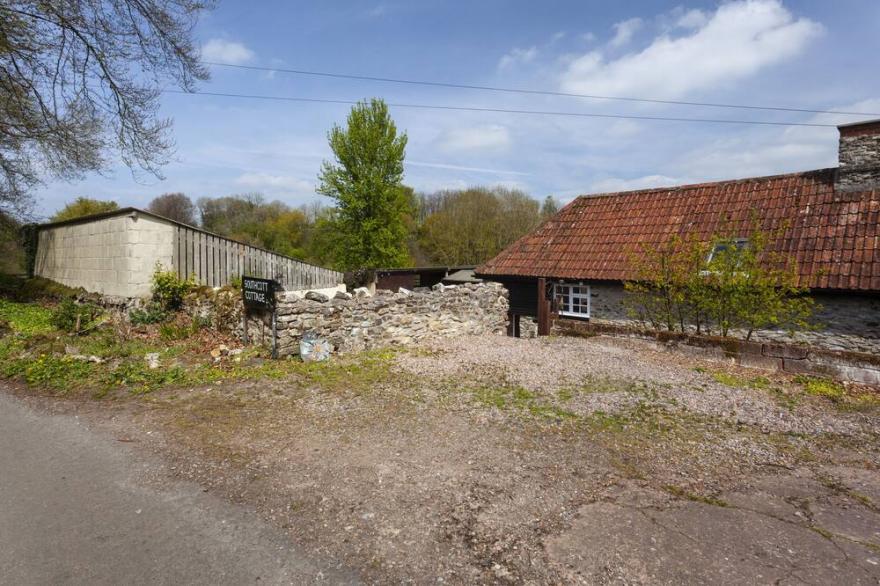 SOUTHCOTT FARM COTTAGE, pet friendly, with hot tub in Sheldon