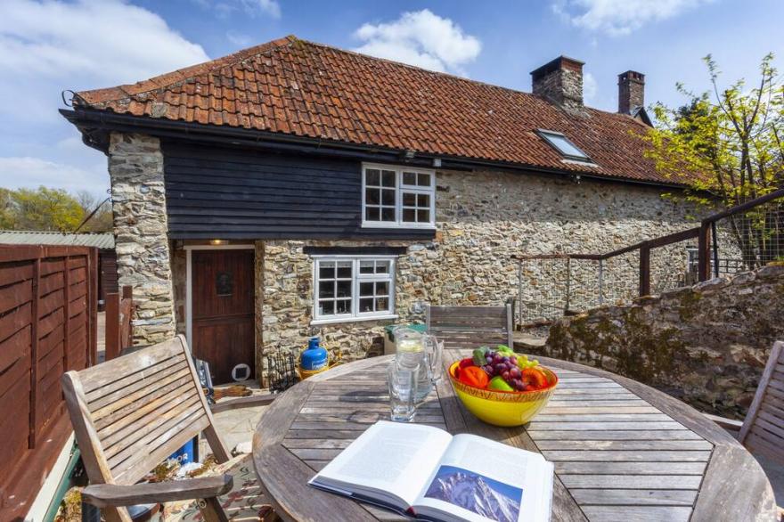 SOUTHCOTT FARM COTTAGE, pet friendly, with hot tub in Sheldon