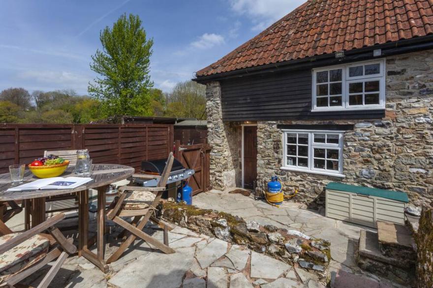 SOUTHCOTT FARM COTTAGE, pet friendly, with hot tub in Sheldon