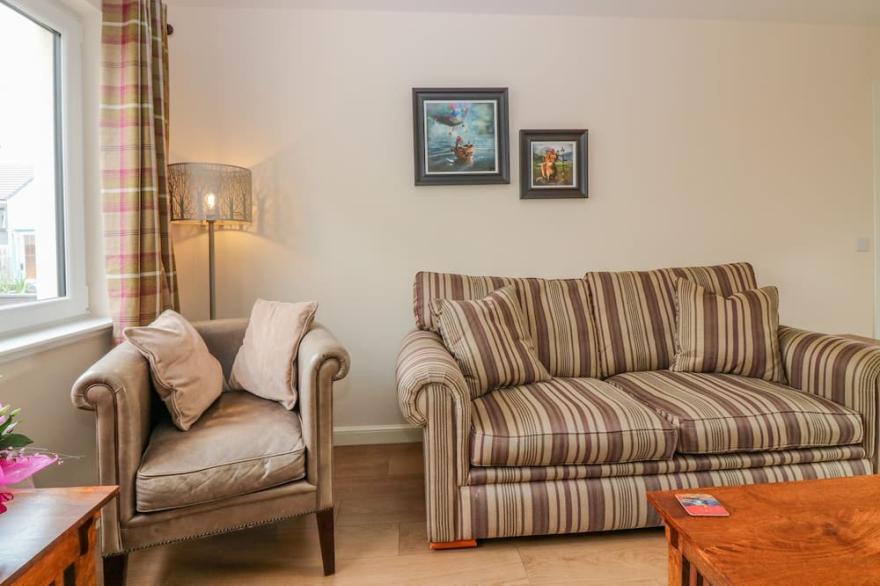10 GOODHOPE GARDENS, pet friendly, with a garden in Aberdeen