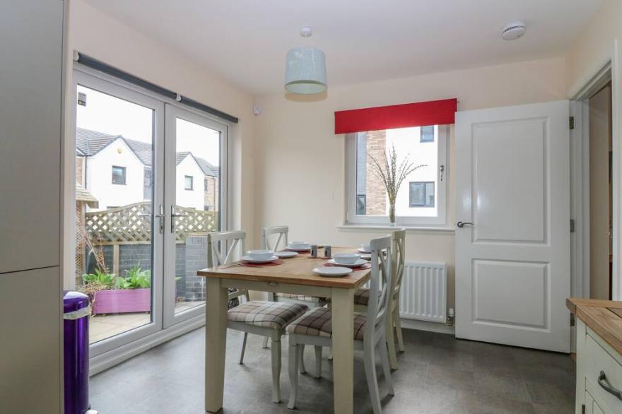 10 GOODHOPE GARDENS, pet friendly, with a garden in Aberdeen