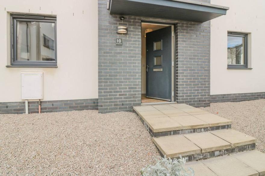 10 GOODHOPE GARDENS, pet friendly, with a garden in Aberdeen