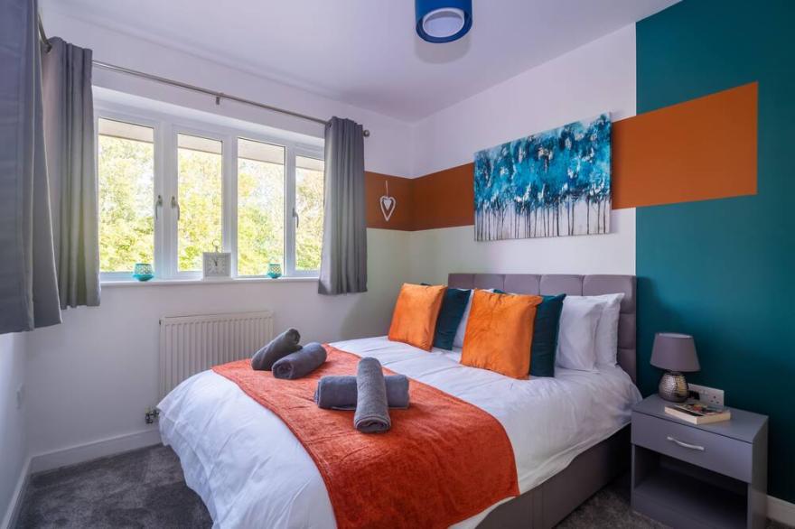 2 Bed Penthouse Apartment Nr City Centre; Parking
