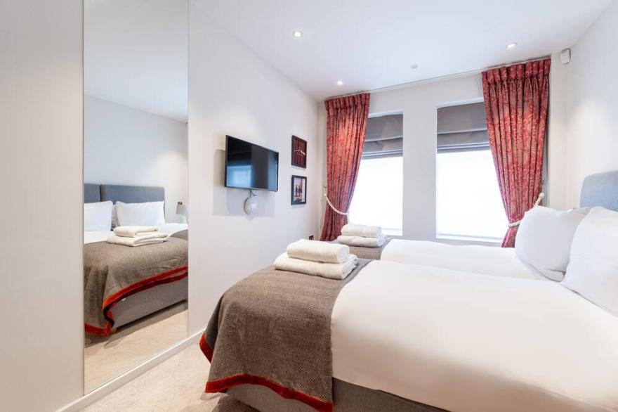 Stunning 3 bed mews home wth terrace & home cinema