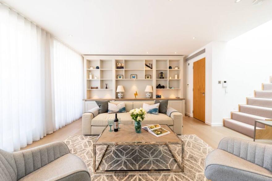 Stunning 3 bed mews home wth terrace & home cinema