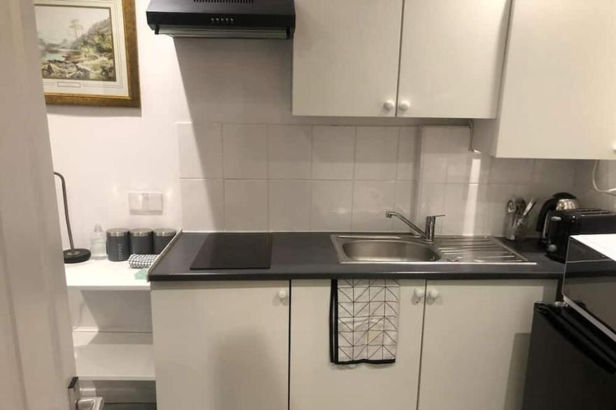 Cosy Practical Studio - Quiet Area of Coventry