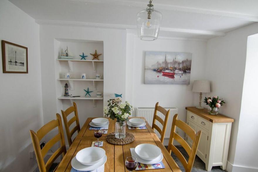 EDDYSTONE COTTAGE, family friendly, with open fire in Wadebridge