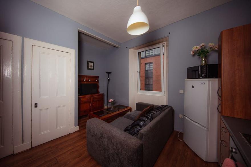Cozy 2 bedroom apartment by the Water of Leith