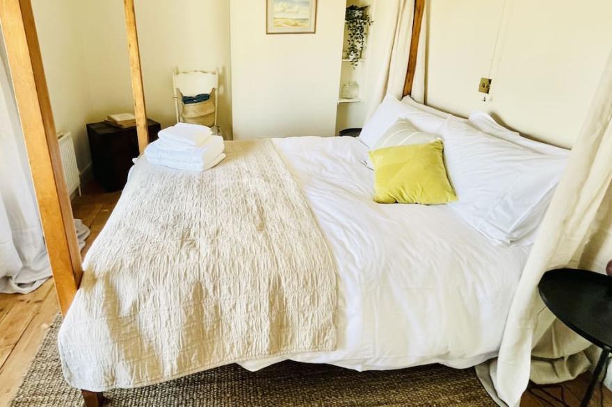 * Fisherman’s Cottage * with panoramic river views