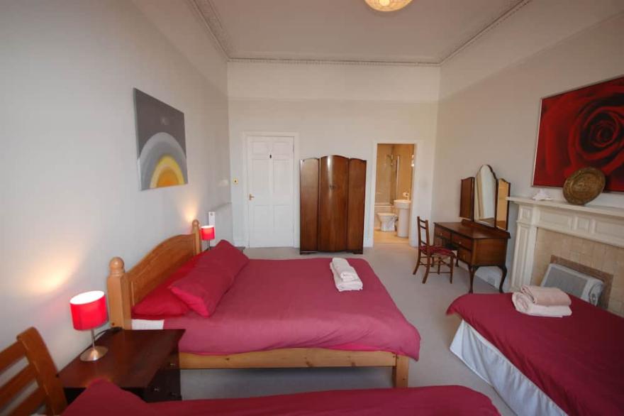 Fantastic city centre location - Spacious 3 bedroom apartment