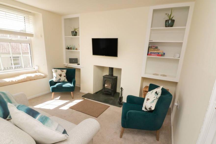 APPLE TREE COTTAGE, pet friendly, with open fire in Aveton Gifford