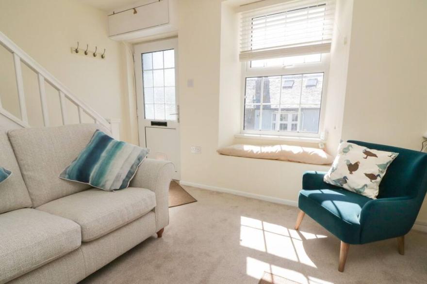 APPLE TREE COTTAGE, pet friendly, with open fire in Aveton Gifford