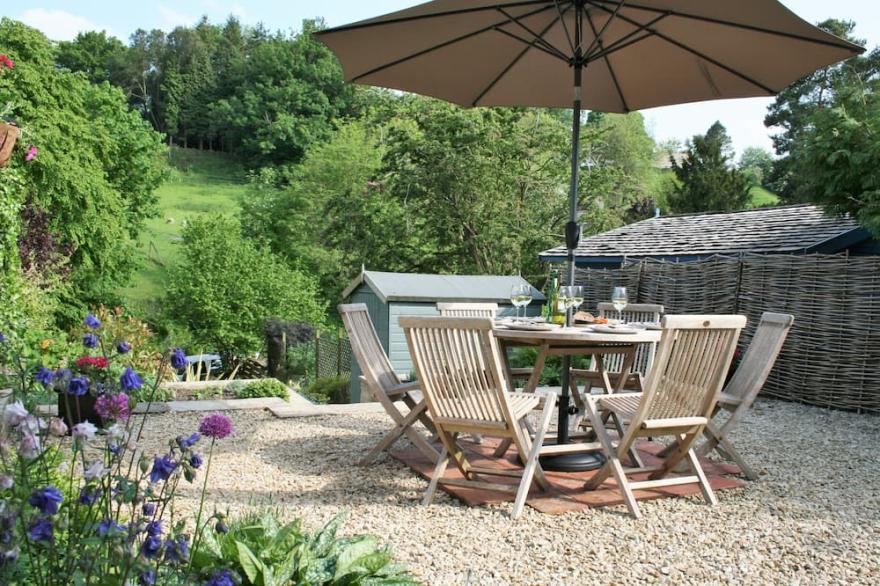 Spectacular 3 double bedroom Cotswold stone cottage with original Inglenook fire