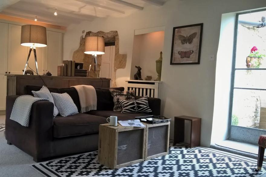 Spectacular 3 double bedroom Cotswold stone cottage with original Inglenook fire