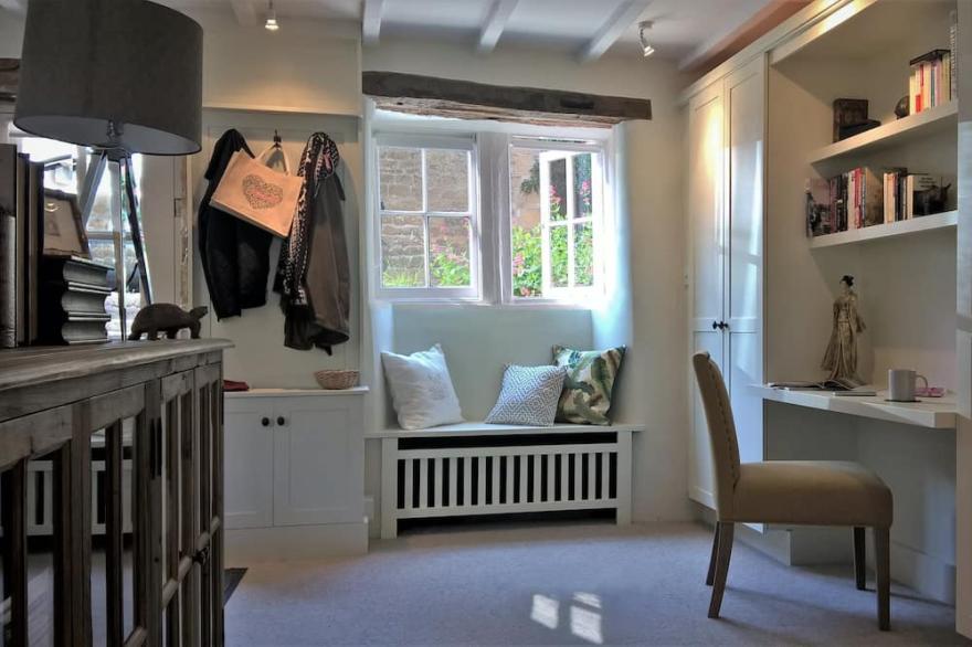 Spectacular 3 double bedroom Cotswold stone cottage with original Inglenook fire
