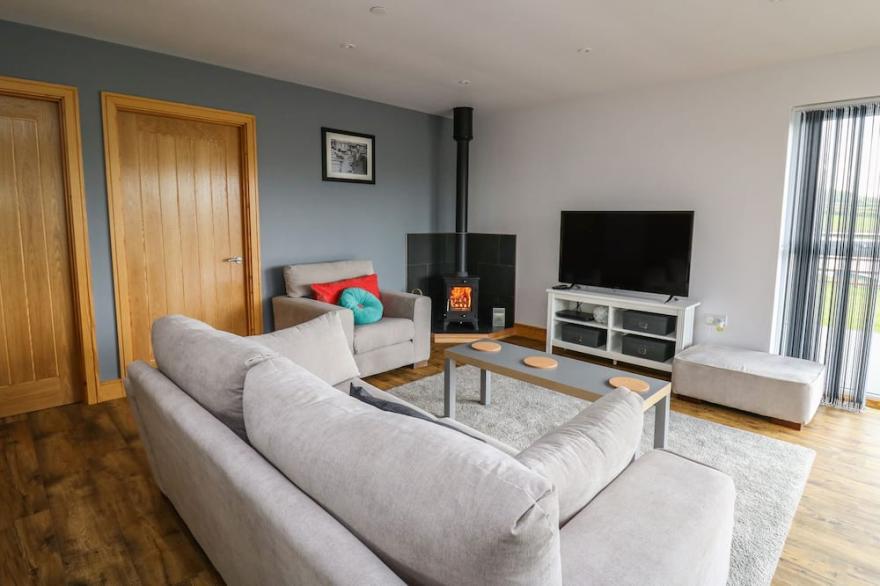 LLYN CAE TY NANT FISHERY HOLIDAY LET, with hot tub in Llangeitho