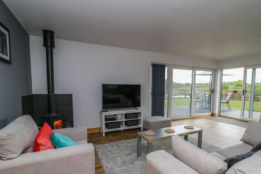 LLYN CAE TY NANT FISHERY HOLIDAY LET, with hot tub in Llangeitho