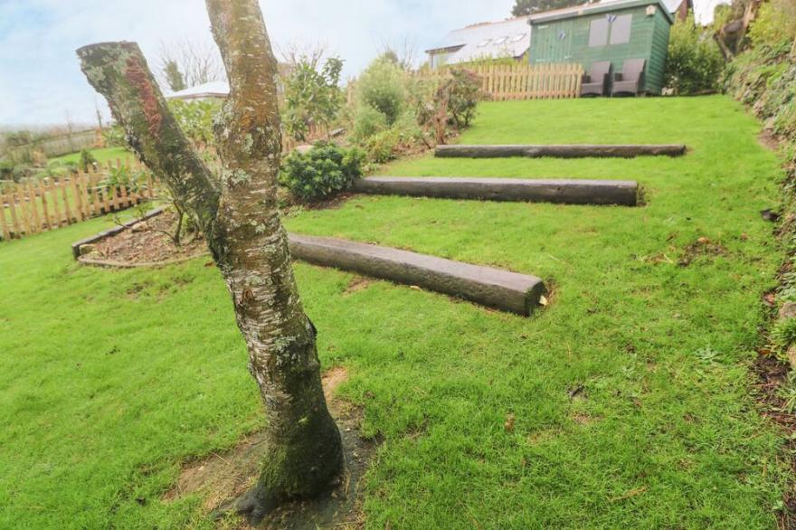 CARNMARTH, pet friendly, country holiday cottage in St Day