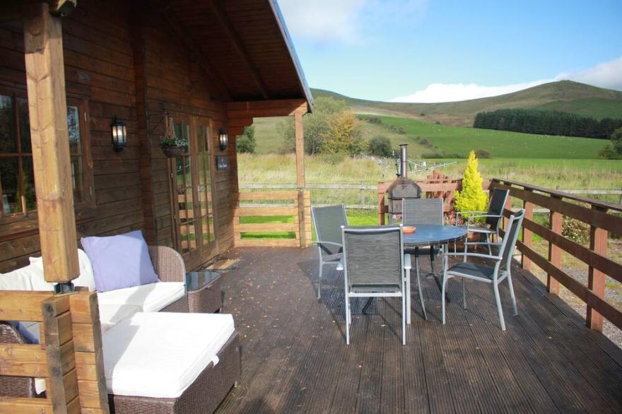 Stunning Log Cabin Iwrch with private Hot tub