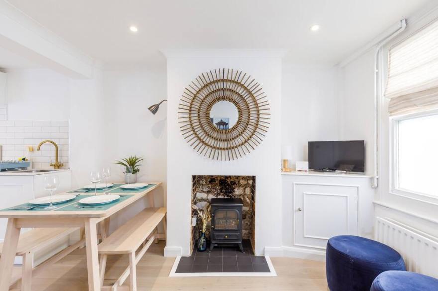 Central quiet cottage. Walk to shops, bars & beach