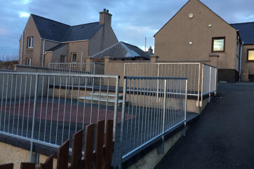 Detached 3 Bedroom cottage 30 minute walk to stornoway town centre
