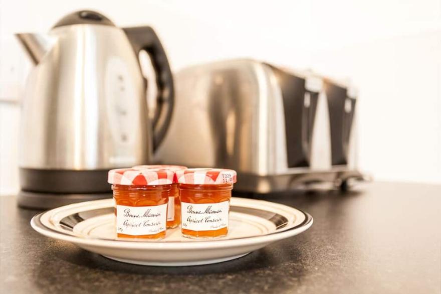 Comfortable contractor/family house Gatwick: sleeps 6+