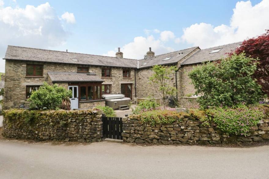 DRAGONSFELL, pet friendly, with hot tub in Kendal