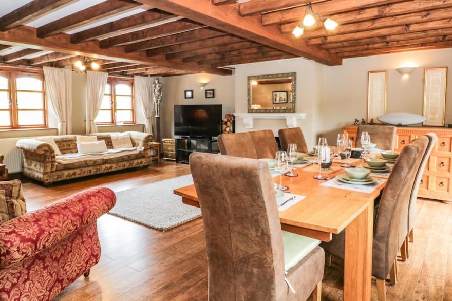 DRAGONSFELL, pet friendly, with hot tub in Kendal