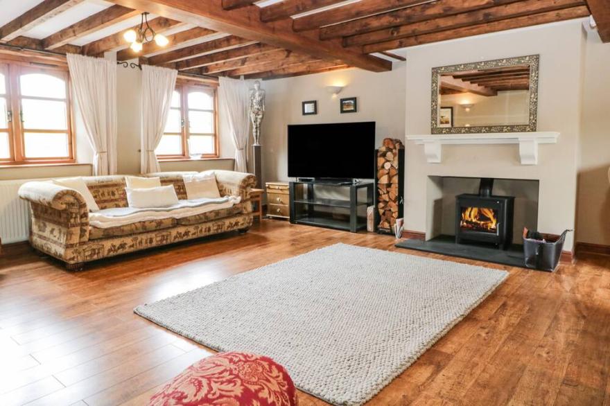 DRAGONSFELL, pet friendly, with hot tub in Kendal