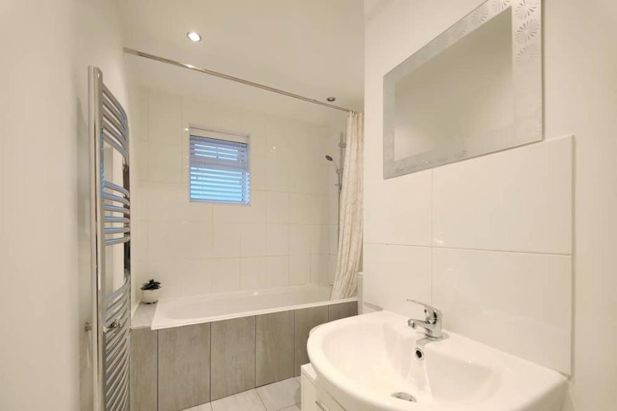 NEW Spacious Townhouse 10 Mins to Manchester City Centre