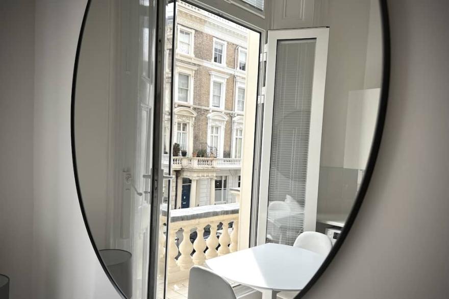 The Notting Hill - Mezzanine Balconette Studio