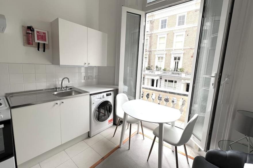 The Notting Hill - Mezzanine Balconette Studio
