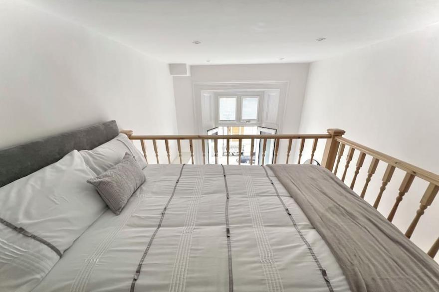 The Notting Hill - Mezzanine Balconette Studio