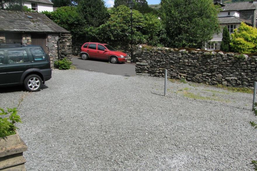 Lakeland Barn With Mountain Views